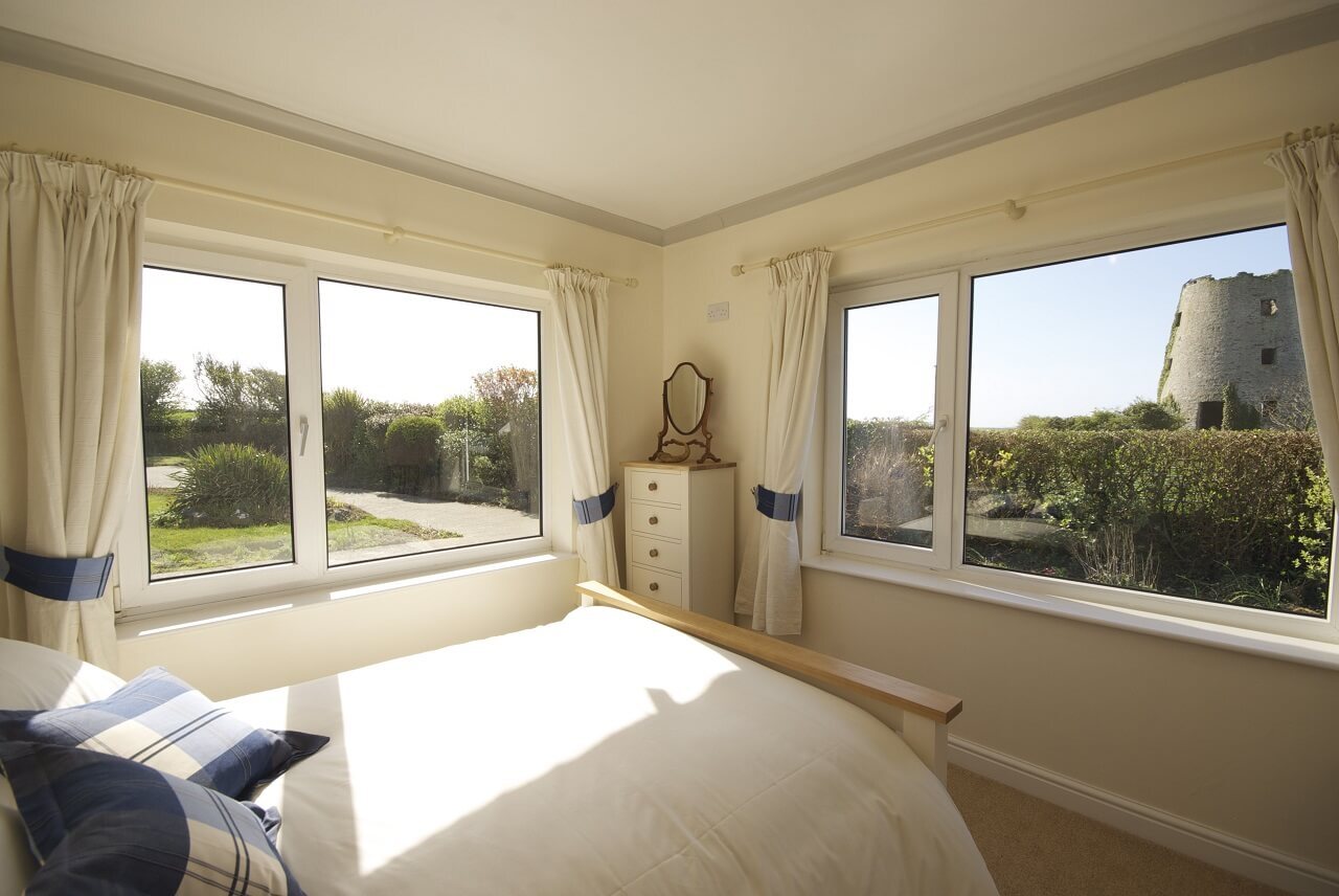 Double bedroom with garden view